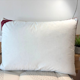 A BELNOU brand duck feather and down pillow, measuring 70 × 50 cm